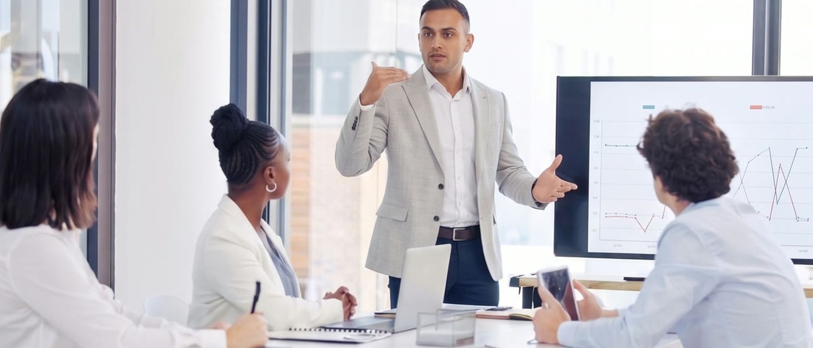 Strategiesessie van SCA Agency aan de vergadertafel