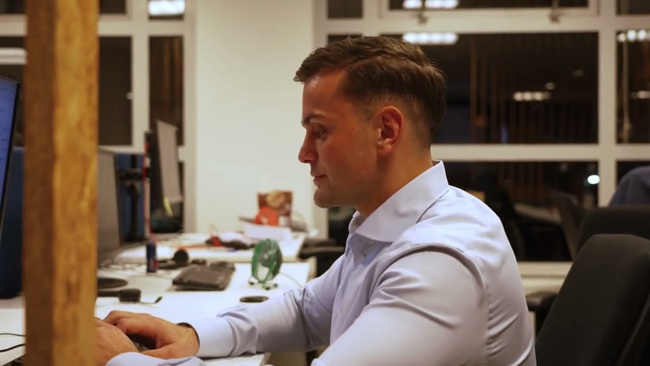 Ilker Tuncer, founder van SCA Agency, achter het Sales Captain-scherm